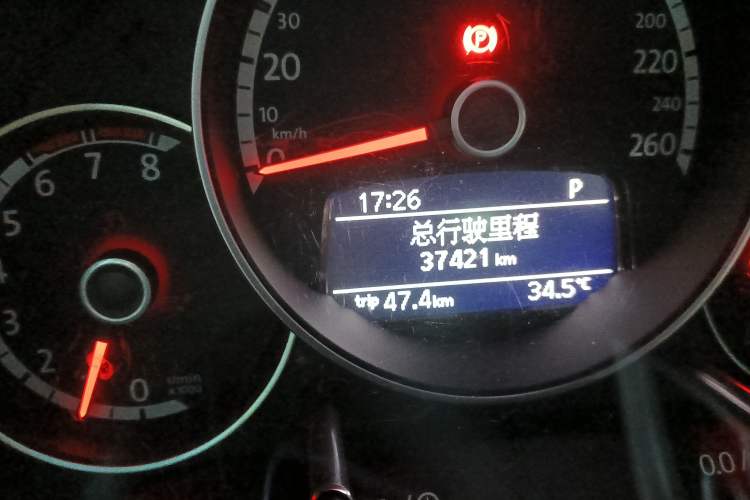 Used Volkswagen Beetle 2013 1.4TSI Luxury Model Odometer Close Up
