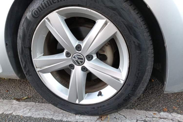 Used Volkswagen Beetle 2013 1.4TSI Luxury Model Right Front Wheel Hub
