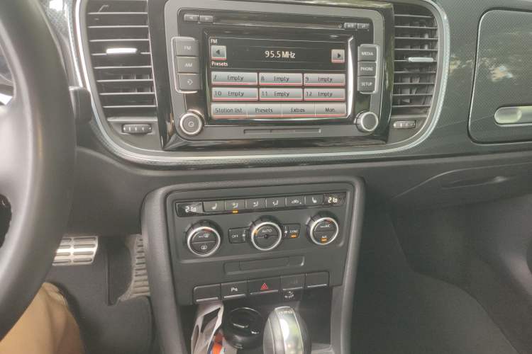 Used Volkswagen Beetle 2013 1.4TSI Luxury Model Audio And AC Panel