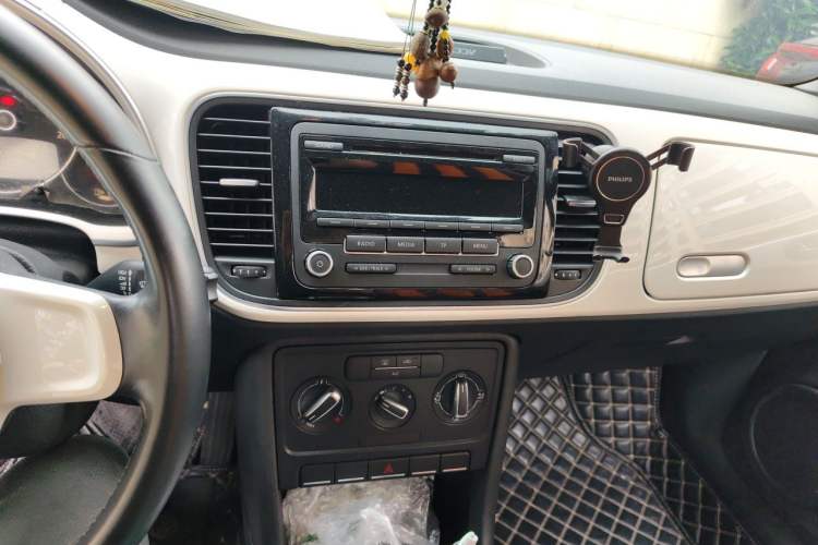 Used Volkswagen Beetle 2013 1.2TSI Fashion Edition Audio And AC Panel