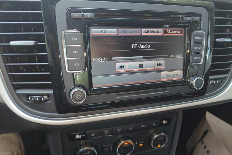 Used Volkswagen Beetle 2013 2.0 TSI Top-Trim Model Audio And AC Panel