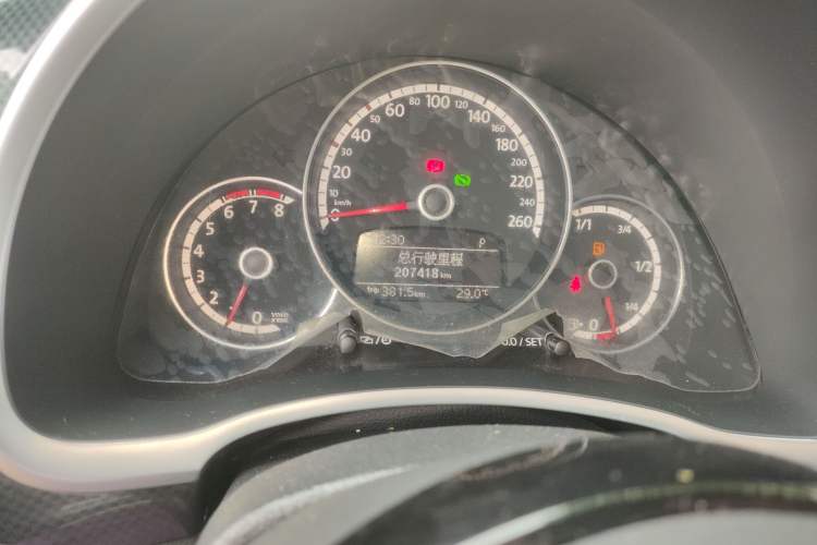 Used Volkswagen Beetle 2013 1.4TSI Luxury Model Odometer Close Up