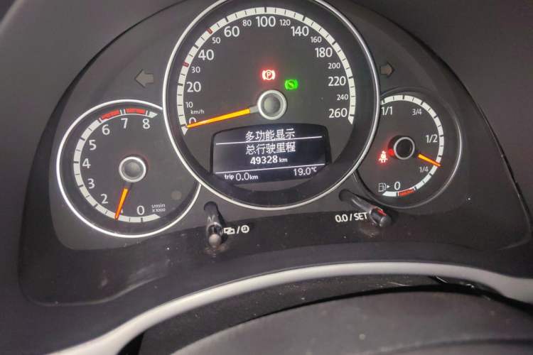 Used Volkswagen Beetle 2013 1.4TSI Fashion Edition Odometer Close Up