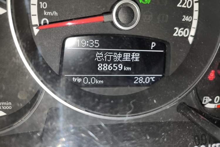 Used Volkswagen Beetle 2013 1.2TSI Comfort Model Odometer Close Up