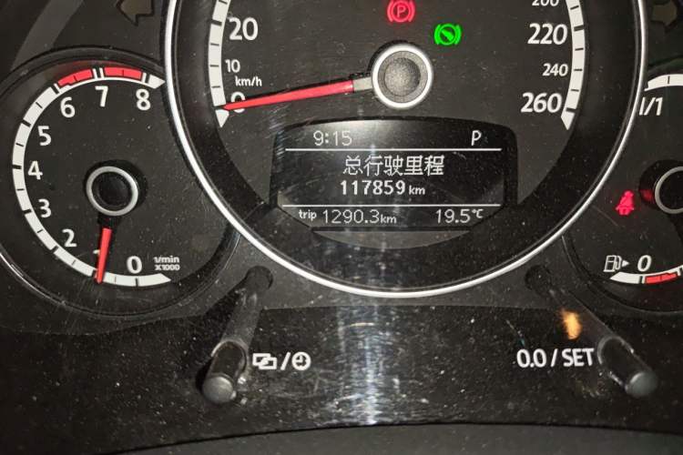 Used Volkswagen Beetle 2013 1.4TSI Luxury Model Odometer Close Up