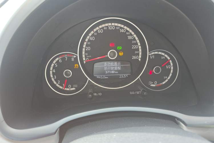 Used Volkswagen Beetle 2013 1.4 TSI Comfort Model Odometer Close Up