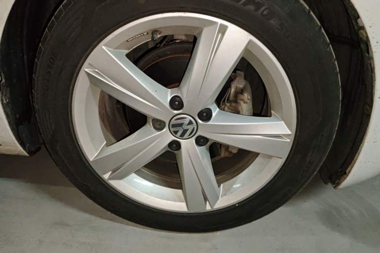 Used Volkswagen Beetle 2013 1.4TSI Luxury Model Right Front Wheel Hub