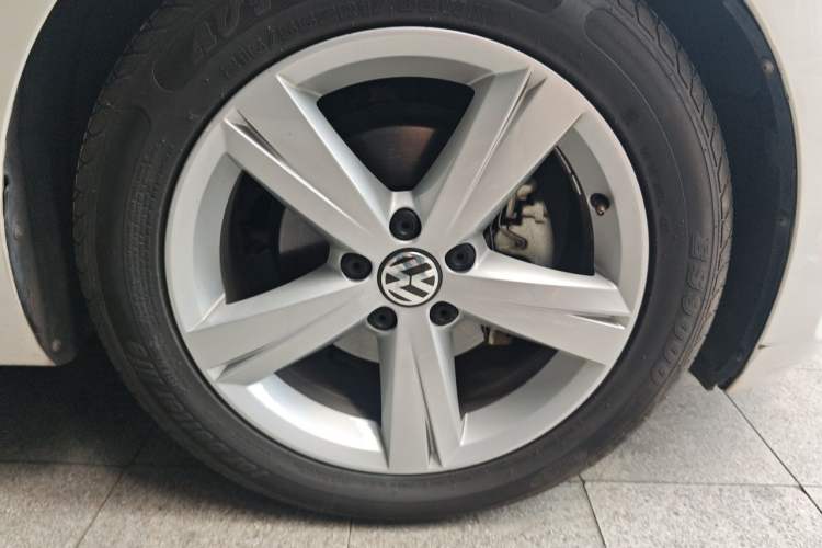 Used Volkswagen Beetle 2013 1.4TSI Luxury Model Right Front Wheel Hub