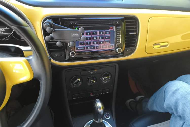 Used Volkswagen Beetle 2013 1.4TSI Fashion Edition Audio And AC Panel