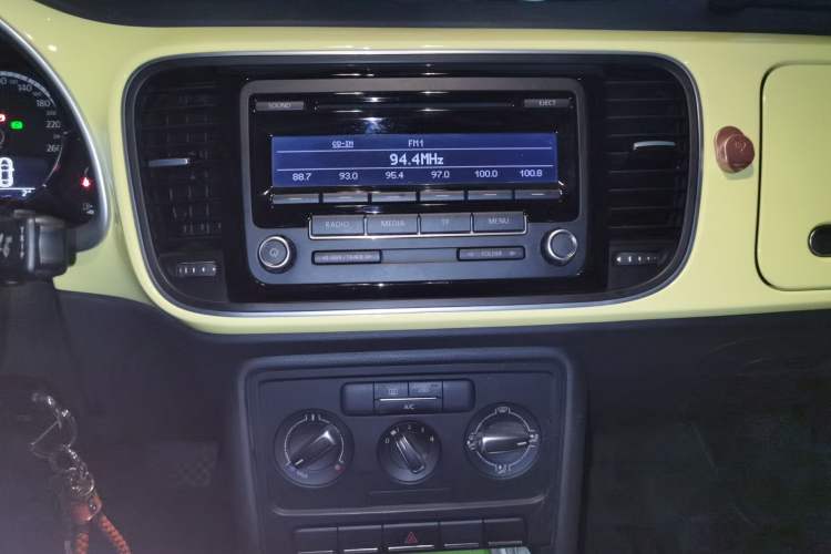 Used Volkswagen Beetle 2013 1.2TSI Fashion Edition Audio And AC Panel