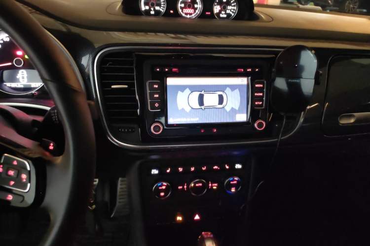 Used Volkswagen Beetle 2013 2.0 TSI Top-Trim Model Audio And AC Panel