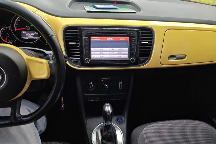 Used Volkswagen Beetle 2013 1.4TSI Fashion Edition Audio And AC Panel
