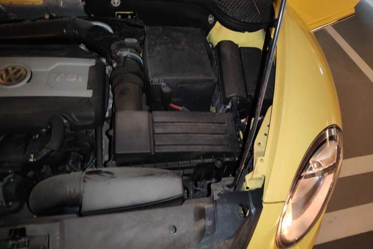 Used Volkswagen Beetle 2013 2.0 TSI Top-Trim Model Engine Bay Left