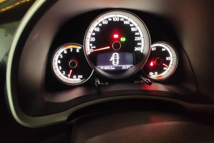 Used Volkswagen Beetle 2013 2.0 TSI Top-Trim Model Odometer Close Up