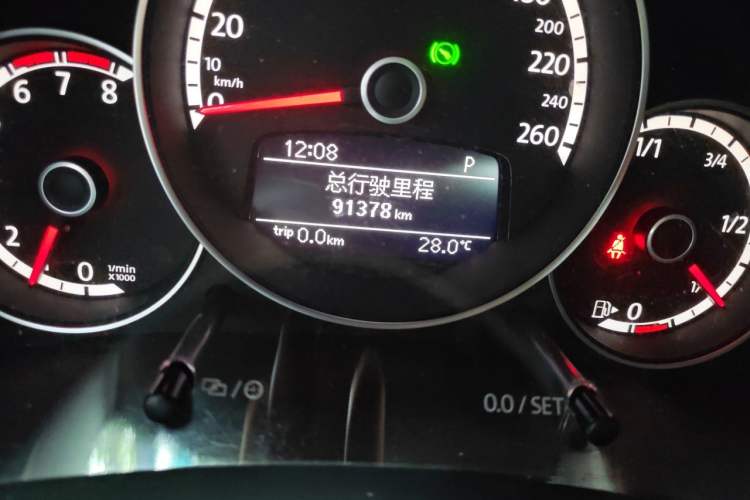 Used Volkswagen Beetle 2013 1.4TSI Fashion Edition Odometer Close Up