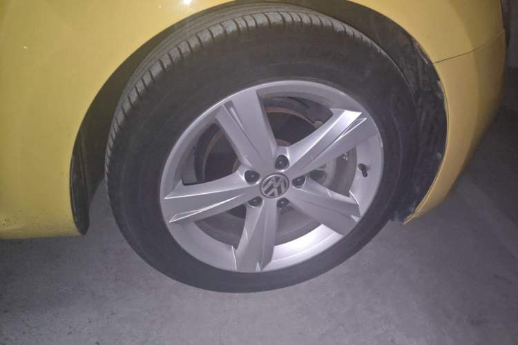 Used Volkswagen Beetle 2013 1.4TSI Luxury Model Right Front Wheel Hub