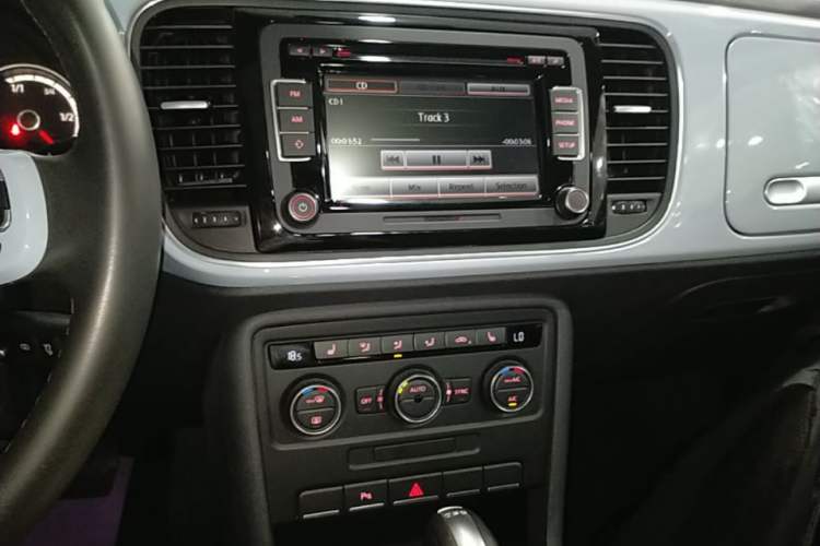 Used Volkswagen Beetle 2014 1.2TSI Comfort Model Audio And AC Panel