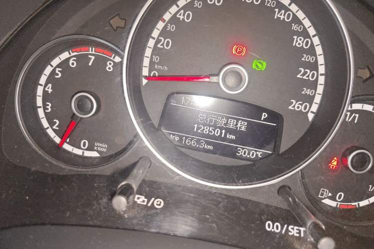 Used Volkswagen Beetle 2014 1.4TSI Fashion Edition Odometer Close Up