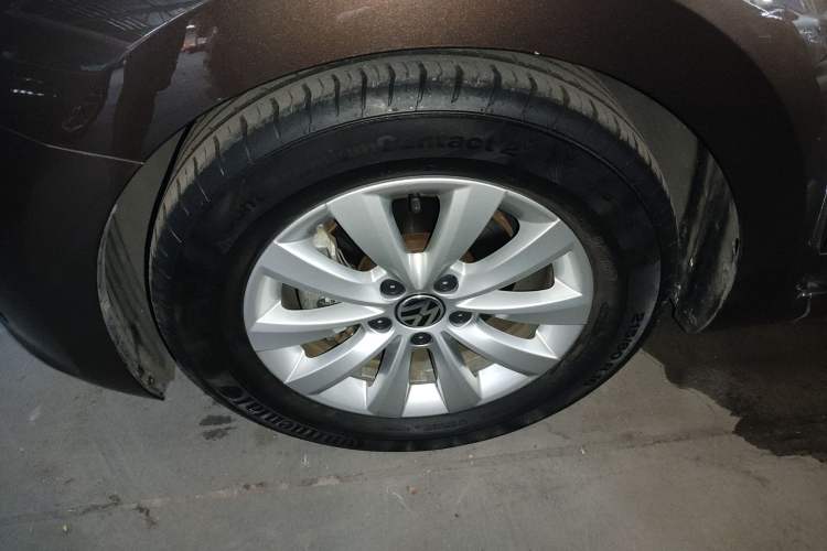 Used Volkswagen Beetle 2014 1.4TSI Comfort Model Left Front Wheel Hub