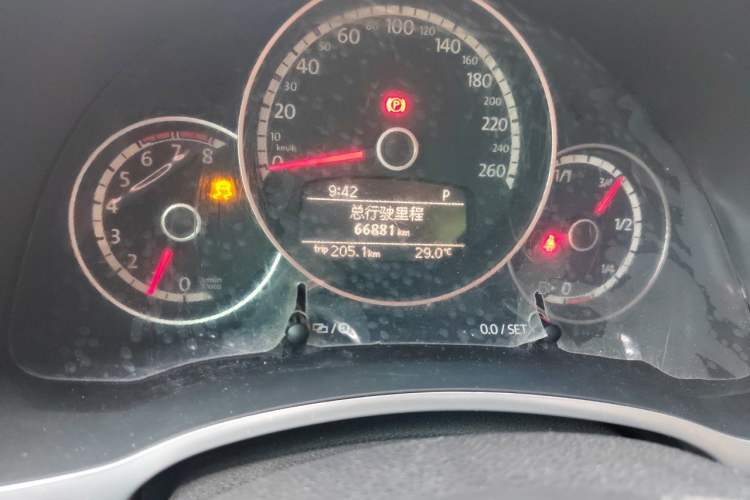 Used Volkswagen Beetle 2014 1.4TSI Fashion Edition Odometer Close Up