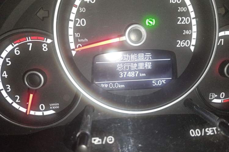 Used Volkswagen Beetle 2014 1.4TSI R-Line Odometer Close Up