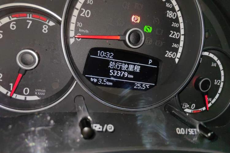 Used Volkswagen Beetle 2014 1.4TSI Fashion Edition Odometer Close Up