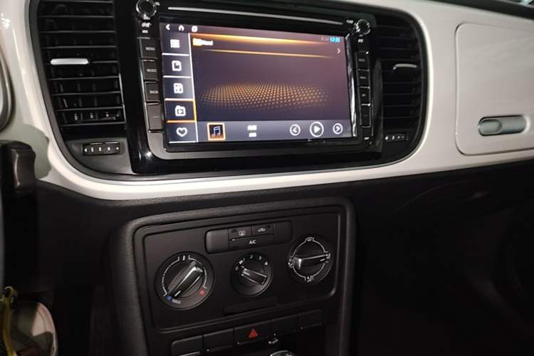 Used Volkswagen Beetle 2014 1.4TSI Fashion Edition Audio And AC Panel