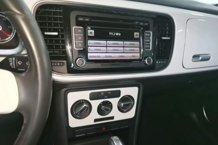 Used Volkswagen Beetle 2014 1.2TSI Fashion Edition Audio And AC Panel