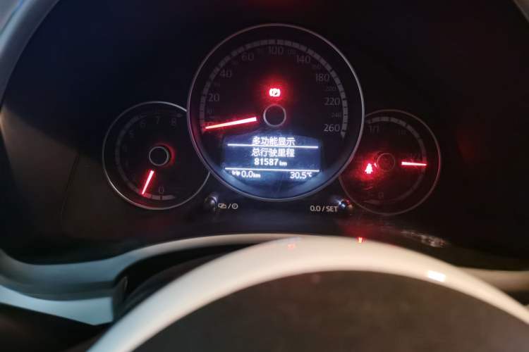 Used Volkswagen Beetle 2014 1.4TSI Fashion Edition Odometer Close Up