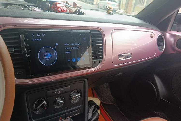Used Volkswagen Beetle 2015 180TSI model Audio And AC Panel