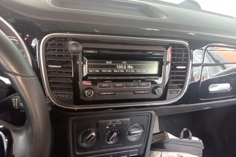 Used Volkswagen Beetle 2015 180TSI model Audio And AC Panel
