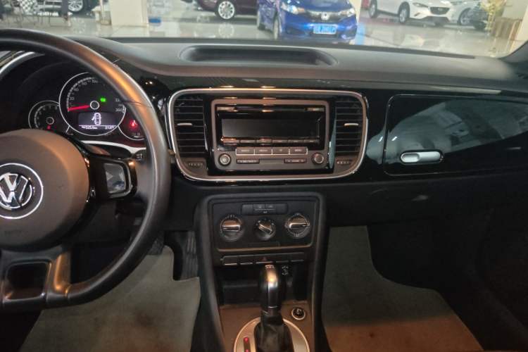 Used Volkswagen Beetle 2015 180TSI model Audio And AC Panel