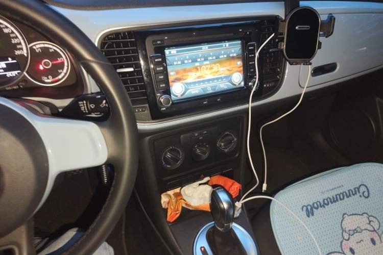 Used Volkswagen Beetle 2015 180TSI model Audio And AC Panel