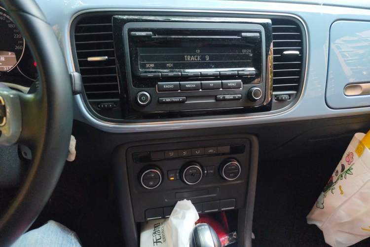 Used Volkswagen Beetle 2015 180TSI model Audio And AC Panel