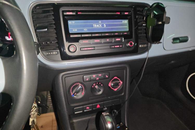 Used Volkswagen Beetle 2015 180TSI model Audio And AC Panel