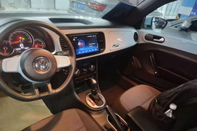 Used Volkswagen Beetle 2015 180TSI model Audio And AC Panel