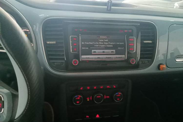 Used Volkswagen Beetle 2015 180TSI model Audio And AC Panel