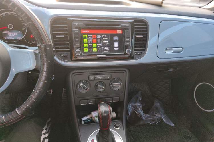 Used Volkswagen Beetle 2015 180TSI model Audio And AC Panel