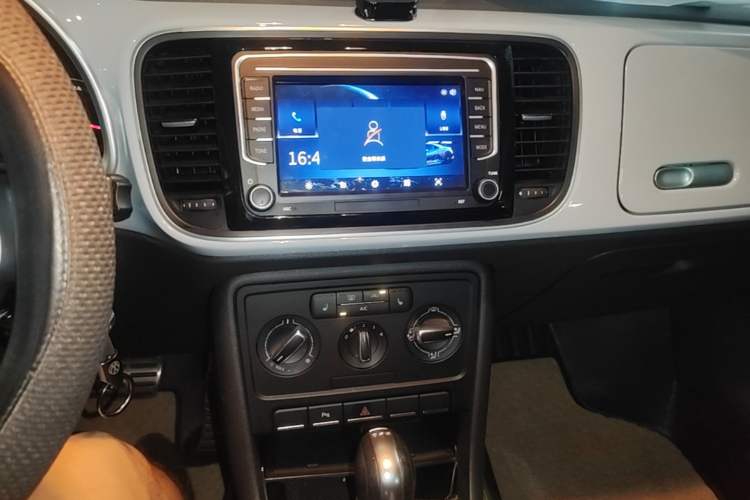 Used Volkswagen Beetle 2015 180TSI model Audio And AC Panel