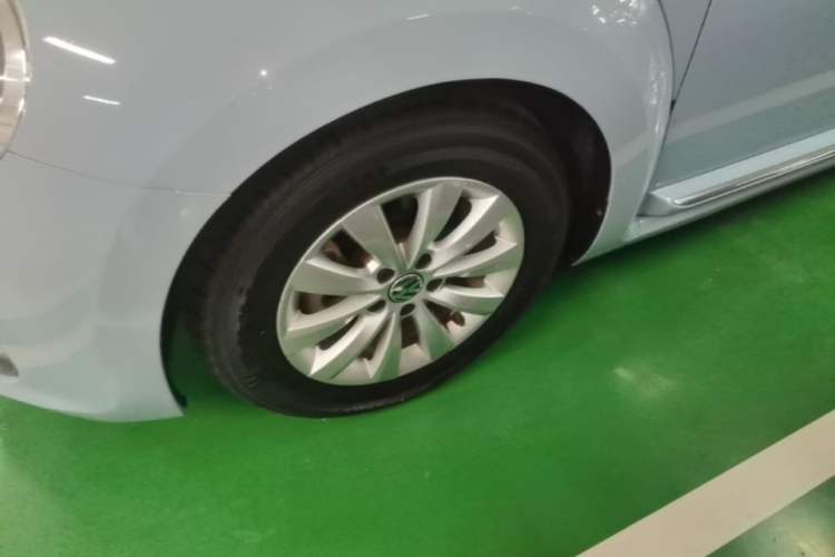 Used Volkswagen Beetle 2015 180TSI model Left Front Wheel Hub