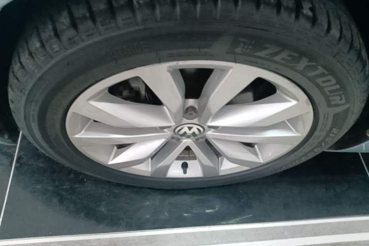 Used Volkswagen Beetle 2015 180TSI model Left Front Wheel Hub