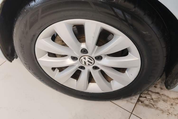 Used Volkswagen Beetle 2015 180TSI model Left Front Wheel Hub