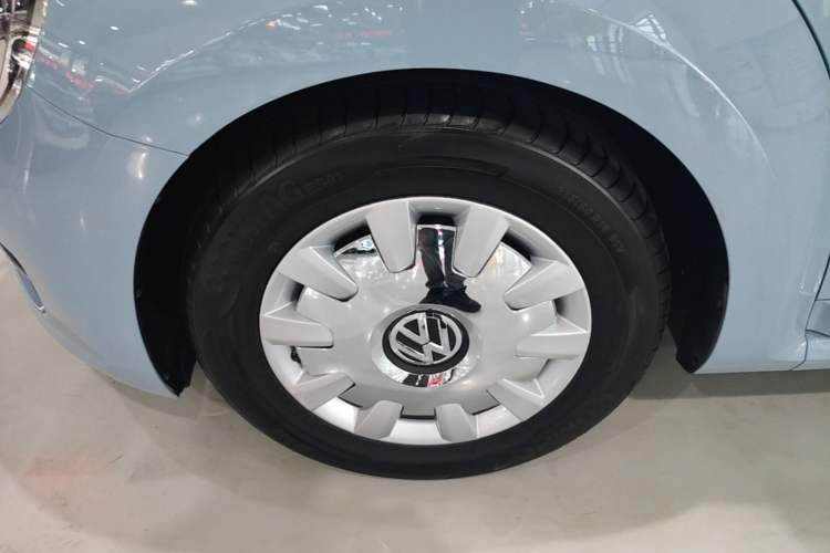 Used Volkswagen Beetle 2015 180TSI model Left Front Wheel Hub