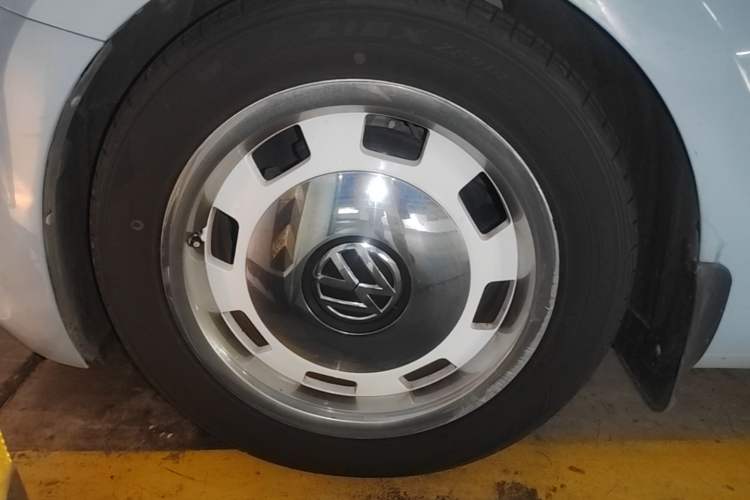 Used Volkswagen Beetle 2015 180TSI model Left Front Wheel Hub