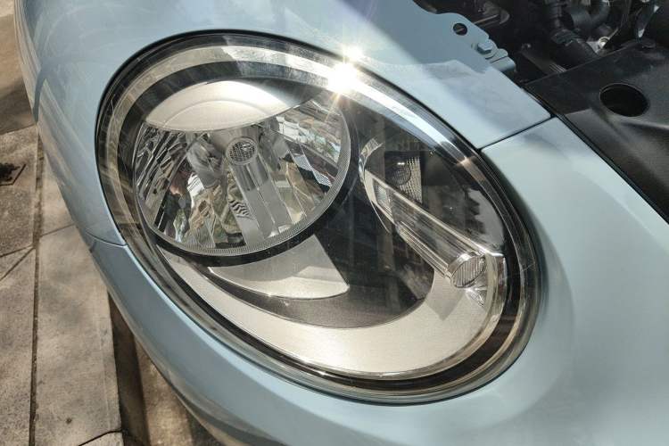 Used Volkswagen Beetle 2015 180TSI model Right Front Headlight