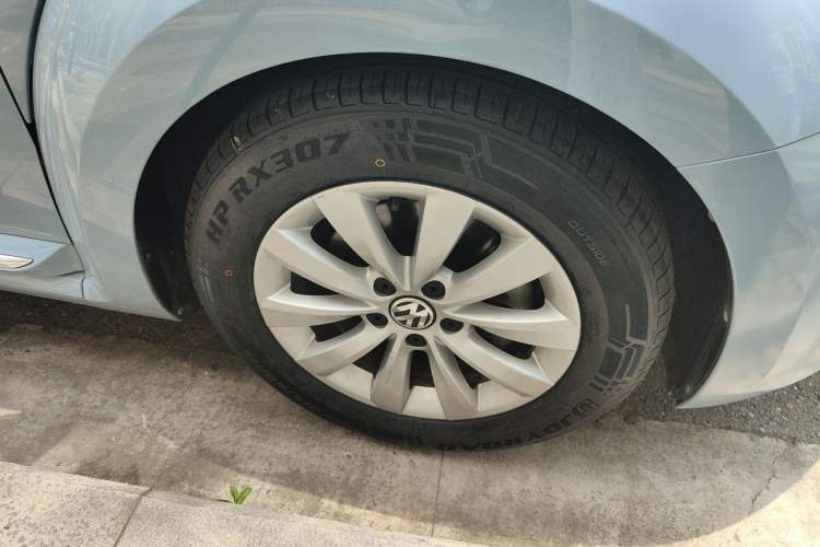 Used Volkswagen Beetle 2015 180TSI model Right Front Wheel Hub