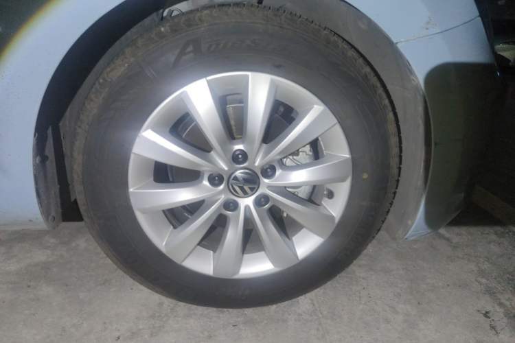 Used Volkswagen Beetle 2015 180TSI model Right Front Wheel Hub