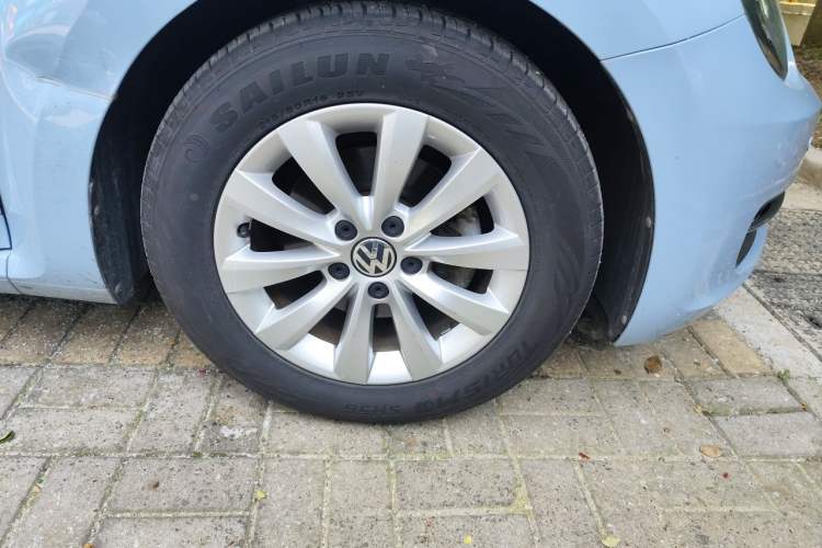 Used Volkswagen Beetle 2015 180TSI model Right Front Wheel Hub