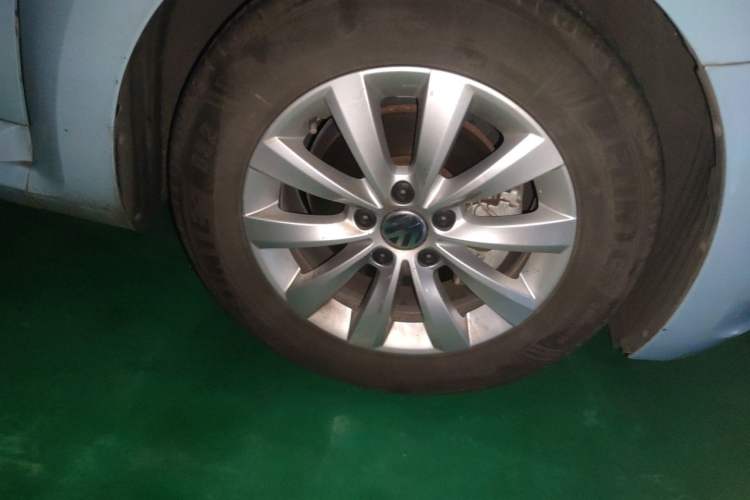 Used Volkswagen Beetle 2015 180TSI model Right Front Wheel Hub