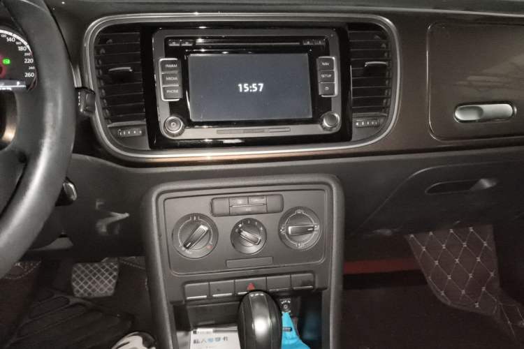 Used Volkswagen Beetle 2015 180TSI model Audio And AC Panel